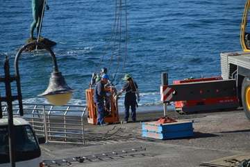 Una grúa de 80 metros trabaja en la reparación del Neptuno en Melenara/TA.